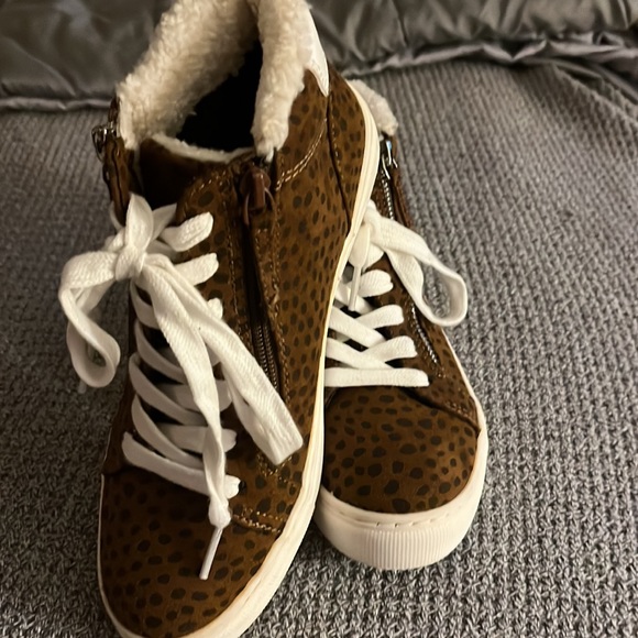 Women's size 6 suede sneakers. Fur lined top. Zip up sides. In great shape. - Picture 3 of 3